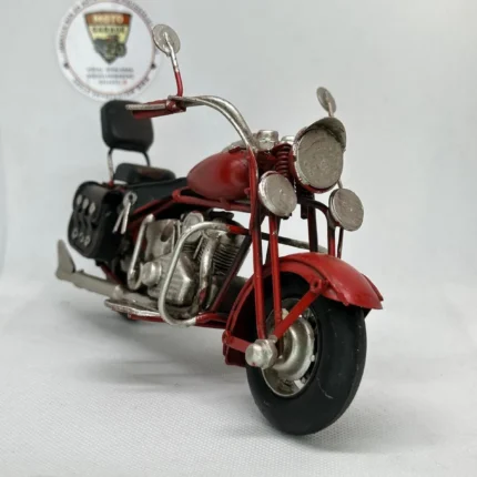 El Yapımı Kırmızı Chopper/Cruiser Metal Motosiklet Biblosu – Siyah Yan Çantalı & Sissy Barlı