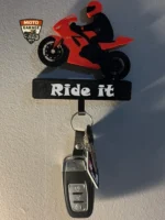 3D Hareketli Motorcu Figürlü Anahtarlık Askısı – Ön Kaldıran Motosiklet Tasarımı - Görsel 3