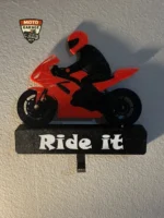 3D Hareketli Motorcu Figürlü Anahtarlık Askısı – Ön Kaldıran Motosiklet Tasarımı