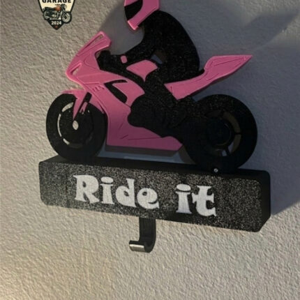 3D Hareketli Pembe Motorcu Figürlü Anahtarlık Askısı – Ön Kaldıran Motosiklet Tasarımı - görsel 2
