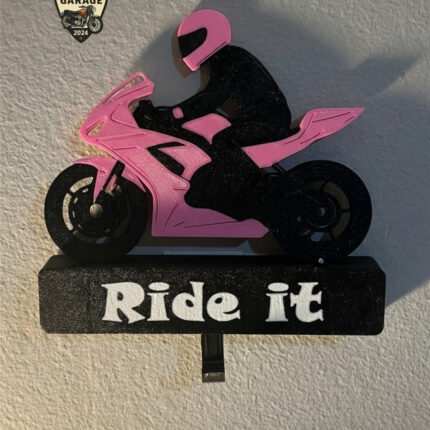 3D Hareketli Pembe Motorcu Figürlü Anahtarlık Askısı – Ön Kaldıran Motosiklet Tasarımı