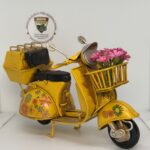 Nostaljik Çiçekli Sarı Scooter - 1:18 Ölçek (12cm) Dekoratif Motosiklet Modeli