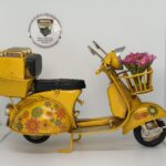 Nostaljik Çiçekli Sarı Scooter - 1:18 Ölçek (12cm) Dekoratif Motosiklet Modeli - Görsel 2