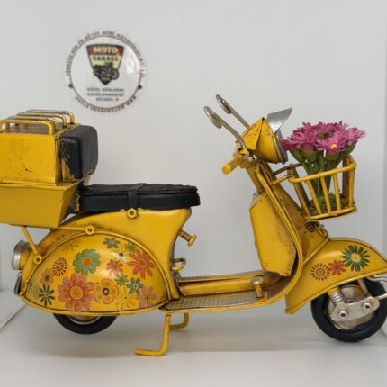 Nostaljik Çiçekli Sarı Scooter – 17 cm Dekoratif Motosiklet Modeli - görsel 2