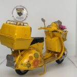 Nostaljik Çiçekli Sarı Scooter - 1:18 Ölçek (12cm) Dekoratif Motosiklet Modeli - Görsel 3