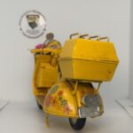 Nostaljik Çiçekli Sarı Scooter - 1:18 Ölçek (12cm) Dekoratif Motosiklet Modeli - Görsel 4