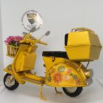 Nostaljik Çiçekli Sarı Scooter - 1:18 Ölçek (12cm) Dekoratif Motosiklet Modeli - Görsel 5