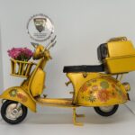 Nostaljik Çiçekli Sarı Scooter - 1:18 Ölçek (12cm) Dekoratif Motosiklet Modeli - Görsel 6
