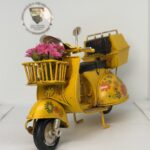 Nostaljik Çiçekli Sarı Scooter - 1:18 Ölçek (12cm) Dekoratif Motosiklet Modeli - Görsel 7