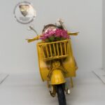 Nostaljik Çiçekli Sarı Scooter - 1:18 Ölçek (12cm) Dekoratif Motosiklet Modeli - Görsel 8