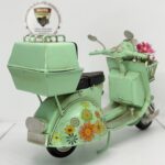 Nostaljik Çiçekli Mint Yeşili Scooter - 1:18 Ölçek (12cm) Dekoratif Motosiklet Modeli - Görsel 3