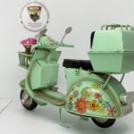 Nostaljik Çiçekli Mint Yeşili Scooter - 1:18 Ölçek (12cm) Dekoratif Motosiklet Modeli - Görsel 5