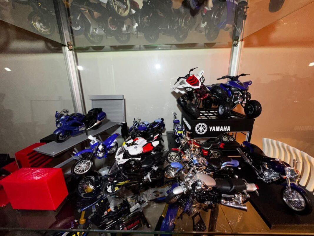 Dostlar Yamaha Motor koleksiyonundan diecast motosiklet maketleri