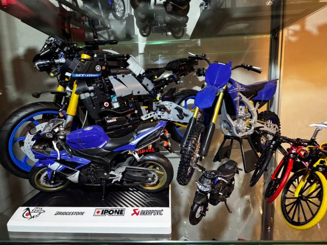 Dostlar Yamaha Motor koleksiyonundan diecast motosiklet maketleri