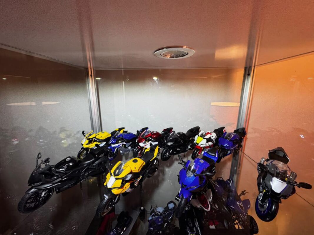 Dostlar Yamaha Motor koleksiyonundan diecast motosiklet maketleri