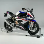 BMW S1000RR 1:6 maket motosiklet bakım stantı üzerinde