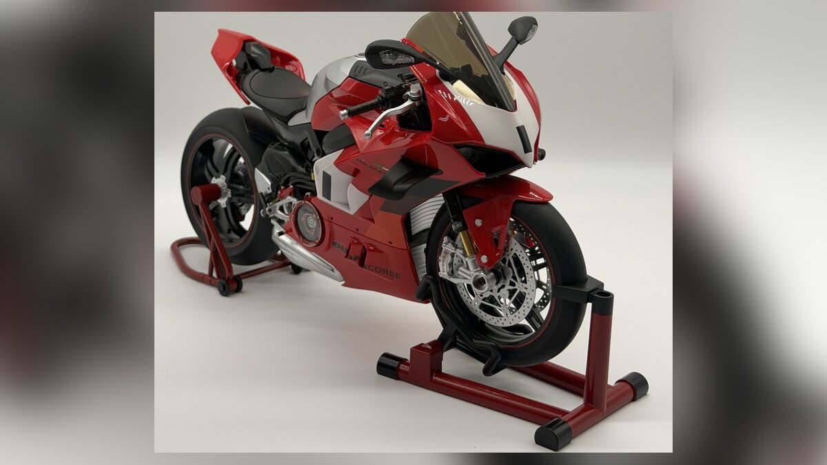 Ducati Panigale V4 maket modelleri arasından 1:6 ölçek V4R ışıklı dumanlı model