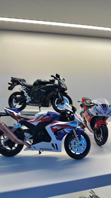 Tugay Kızmış koleksiyonundan diecast motosiklet maketleri