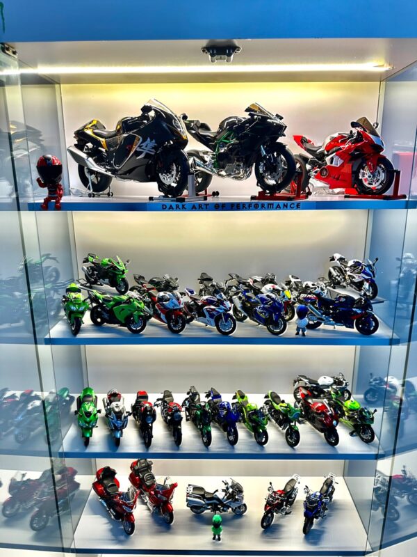 Tugay Kızmış koleksiyonundan diecast motosiklet maketleri